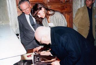 Visita del Presidente della Repubblica alla città di Genova in occasione dell'inaugurazione dell'anno accademico 1995-1996 dell'Università degli studi e alla commemorazione del prof. Lucifredi. Successsivo intervento all'inaugurazione della Mostra e per le celebrazioni del centenario della nascita di Eugenio Montale