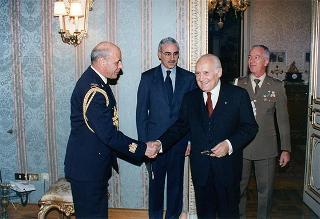 Il Presidente della Repubblica Oscar Luigi Scalfaro riceve la visita di una delegazione di ufficiali ed avieri della Compagnia d'onore della II Regione Aerea, in servizio di guardia d'onore al Palazzo del Quirinale