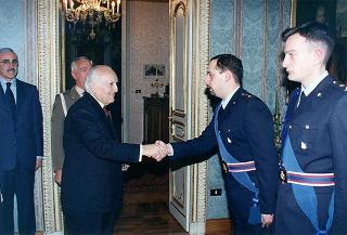 Il Presidente della Repubblica Oscar Luigi Scalfaro riceve la visita di una delegazione di ufficiali ed avieri della Compagnia d'onore della II Regione Aerea, in servizio di guardia d'onore al Palazzo del Quirinale