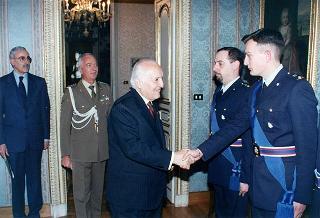 Il Presidente della Repubblica Oscar Luigi Scalfaro riceve la visita di una delegazione di ufficiali ed avieri della Compagnia d'onore della II Regione Aerea, in servizio di guardia d'onore al Palazzo del Quirinale