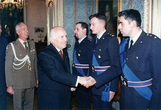 Il Presidente della Repubblica Oscar Luigi Scalfaro riceve la visita di una delegazione di ufficiali ed avieri della Compagnia d'onore della II Regione Aerea, in servizio di guardia d'onore al Palazzo del Quirinale