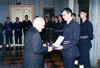 Il Presidente della Repubblica Oscar Luigi Scalfaro riceve la visita di una delegazione di ufficiali ed avieri della Compagnia d'onore della II Regione Aerea, in servizio di guardia d'onore al Palazzo del Quirinale