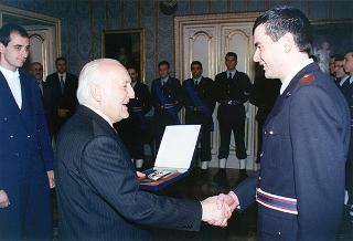 Il Presidente della Repubblica Oscar Luigi Scalfaro riceve la visita di una delegazione di ufficiali ed avieri della Compagnia d'onore della II Regione Aerea, in servizio di guardia d'onore al Palazzo del Quirinale