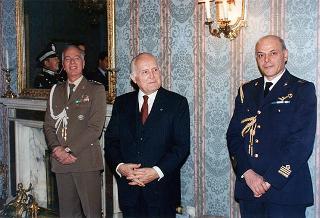 Il Presidente della Repubblica Oscar Luigi Scalfaro riceve la visita di una delegazione di ufficiali ed avieri della Compagnia d'onore della II Regione Aerea, in servizio di guardia d'onore al Palazzo del Quirinale
