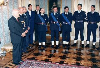 Il Presidente della Repubblica Oscar Luigi Scalfaro riceve la visita di una delegazione di ufficiali ed avieri della Compagnia d'onore della II Regione Aerea, in servizio di guardia d'onore al Palazzo del Quirinale