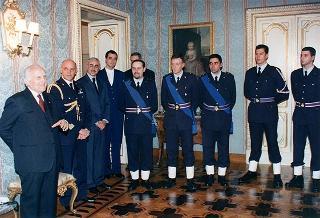 Il Presidente della Repubblica Oscar Luigi Scalfaro riceve la visita di una delegazione di ufficiali ed avieri della Compagnia d'onore della II Regione Aerea, in servizio di guardia d'onore al Palazzo del Quirinale