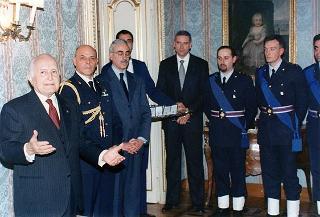 Il Presidente della Repubblica Oscar Luigi Scalfaro riceve la visita di una delegazione di ufficiali ed avieri della Compagnia d'onore della II Regione Aerea, in servizio di guardia d'onore al Palazzo del Quirinale