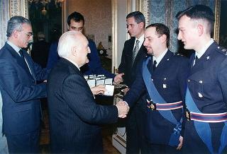 Il Presidente della Repubblica Oscar Luigi Scalfaro riceve la visita di una delegazione di ufficiali ed avieri della Compagnia d'onore della II Regione Aerea, in servizio di guardia d'onore al Palazzo del Quirinale