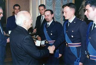 Il Presidente della Repubblica Oscar Luigi Scalfaro riceve la visita di una delegazione di ufficiali ed avieri della Compagnia d'onore della II Regione Aerea, in servizio di guardia d'onore al Palazzo del Quirinale