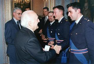 Il Presidente della Repubblica Oscar Luigi Scalfaro riceve la visita di una delegazione di ufficiali ed avieri della Compagnia d'onore della II Regione Aerea, in servizio di guardia d'onore al Palazzo del Quirinale