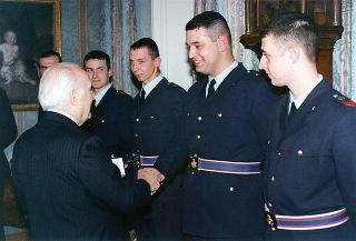 Il Presidente della Repubblica Oscar Luigi Scalfaro riceve la visita di una delegazione di ufficiali ed avieri della Compagnia d'onore della II Regione Aerea, in servizio di guardia d'onore al Palazzo del Quirinale