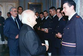 Il Presidente della Repubblica Oscar Luigi Scalfaro riceve la visita di una delegazione di ufficiali ed avieri della Compagnia d'onore della II Regione Aerea, in servizio di guardia d'onore al Palazzo del Quirinale