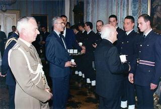 Il Presidente della Repubblica Oscar Luigi Scalfaro riceve la visita di una delegazione di ufficiali ed avieri della Compagnia d'onore della II Regione Aerea, in servizio di guardia d'onore al Palazzo del Quirinale