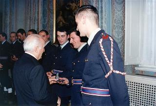 Il Presidente della Repubblica Oscar Luigi Scalfaro riceve la visita di una delegazione di ufficiali ed avieri della Compagnia d'onore della II Regione Aerea, in servizio di guardia d'onore al Palazzo del Quirinale