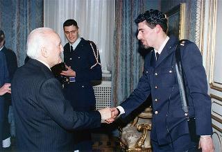 Il Presidente della Repubblica Oscar Luigi Scalfaro riceve la visita di una delegazione di ufficiali ed avieri della Compagnia d'onore della II Regione Aerea, in servizio di guardia d'onore al Palazzo del Quirinale