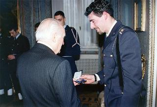 Il Presidente della Repubblica Oscar Luigi Scalfaro riceve la visita di una delegazione di ufficiali ed avieri della Compagnia d'onore della II Regione Aerea, in servizio di guardia d'onore al Palazzo del Quirinale
