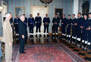 Il Presidente della Repubblica Oscar Luigi Scalfaro riceve la visita di una delegazione di ufficiali ed avieri della Compagnia d'onore della II Regione Aerea, in servizio di guardia d'onore al Palazzo del Quirinale