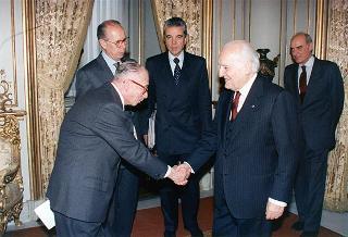 Il Presidente della Repubblica Oscar Luigi Scalfaro riceve la visita di Manlio Barberito, presidente del "Gruppo dei romanisti", con una delegazione