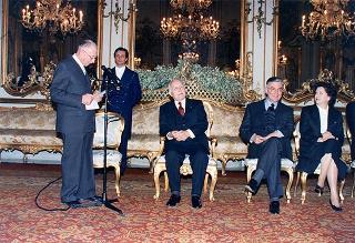 Il Presidente della Repubblica Oscar Luigi Scalfaro riceve la visita di Manlio Barberito, presidente del "Gruppo dei romanisti", con una delegazione