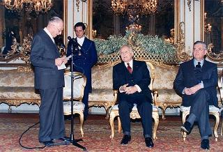 Il Presidente della Repubblica Oscar Luigi Scalfaro riceve la visita di Manlio Barberito, presidente del "Gruppo dei romanisti", con una delegazione