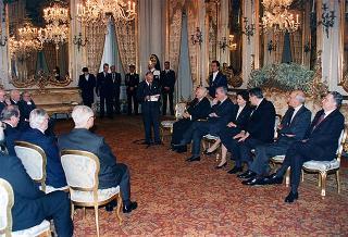 Il Presidente della Repubblica Oscar Luigi Scalfaro riceve la visita di Manlio Barberito, presidente del "Gruppo dei romanisti", con una delegazione