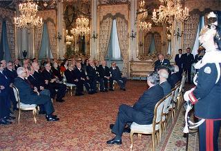 Il Presidente della Repubblica Oscar Luigi Scalfaro riceve la visita di Manlio Barberito, presidente del "Gruppo dei romanisti", con una delegazione
