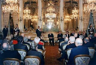 Il Presidente della Repubblica Oscar Luigi Scalfaro riceve la visita di Manlio Barberito, presidente del "Gruppo dei romanisti", con una delegazione