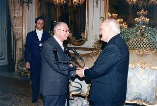 Il Presidente della Repubblica Oscar Luigi Scalfaro riceve la visita di Manlio Barberito, presidente del "Gruppo dei romanisti", con una delegazione