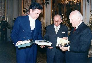 Il Presidente della Repubblica Oscar Luigi Scalfaro riceve la visita di Manlio Barberito, presidente del "Gruppo dei romanisti", con una delegazione