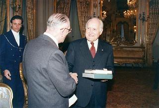 Il Presidente della Repubblica Oscar Luigi Scalfaro riceve la visita di Manlio Barberito, presidente del "Gruppo dei romanisti", con una delegazione