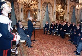 Il Presidente della Repubblica Oscar Luigi Scalfaro riceve la visita di Manlio Barberito, presidente del "Gruppo dei romanisti", con una delegazione