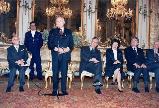 Il Presidente della Repubblica Oscar Luigi Scalfaro riceve la visita di Manlio Barberito, presidente del "Gruppo dei romanisti", con una delegazione
