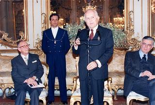 Il Presidente della Repubblica Oscar Luigi Scalfaro riceve la visita di Manlio Barberito, presidente del "Gruppo dei romanisti", con una delegazione