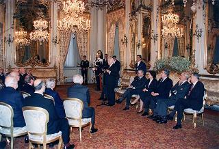 Il Presidente della Repubblica Oscar Luigi Scalfaro riceve la visita di Manlio Barberito, presidente del "Gruppo dei romanisti", con una delegazione