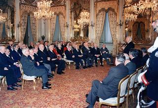 Il Presidente della Repubblica Oscar Luigi Scalfaro riceve la visita di Manlio Barberito, presidente del "Gruppo dei romanisti", con una delegazione