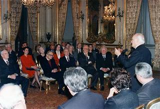 Il Presidente della Repubblica Oscar Luigi Scalfaro riceve la visita di Manlio Barberito, presidente del "Gruppo dei romanisti", con una delegazione