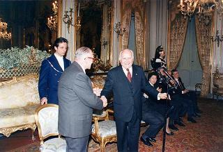 Il Presidente della Repubblica Oscar Luigi Scalfaro riceve la visita di Manlio Barberito, presidente del "Gruppo dei romanisti", con una delegazione