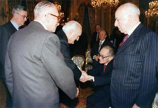 Il Presidente della Repubblica Oscar Luigi Scalfaro riceve la visita di Manlio Barberito, presidente del "Gruppo dei romanisti", con una delegazione