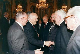 Il Presidente della Repubblica Oscar Luigi Scalfaro riceve la visita di Manlio Barberito, presidente del "Gruppo dei romanisti", con una delegazione