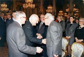 Il Presidente della Repubblica Oscar Luigi Scalfaro riceve la visita di Manlio Barberito, presidente del "Gruppo dei romanisti", con una delegazione