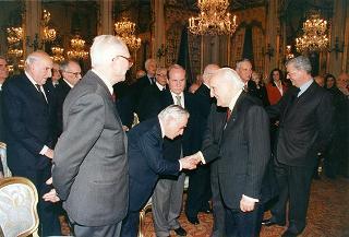 Il Presidente della Repubblica Oscar Luigi Scalfaro riceve la visita di Manlio Barberito, presidente del "Gruppo dei romanisti", con una delegazione