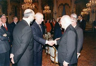 Il Presidente della Repubblica Oscar Luigi Scalfaro riceve la visita di Manlio Barberito, presidente del "Gruppo dei romanisti", con una delegazione
