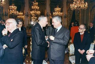 Il Presidente della Repubblica Oscar Luigi Scalfaro riceve la visita di Manlio Barberito, presidente del "Gruppo dei romanisti", con una delegazione