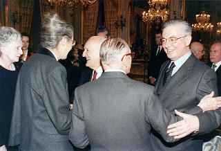Il Presidente della Repubblica Oscar Luigi Scalfaro riceve la visita di Manlio Barberito, presidente del "Gruppo dei romanisti", con una delegazione