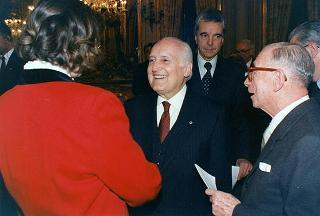 Il Presidente della Repubblica Oscar Luigi Scalfaro riceve la visita di Manlio Barberito, presidente del "Gruppo dei romanisti", con una delegazione