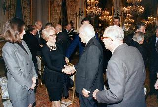Il Presidente della Repubblica Oscar Luigi Scalfaro riceve la visita di Manlio Barberito, presidente del "Gruppo dei romanisti", con una delegazione