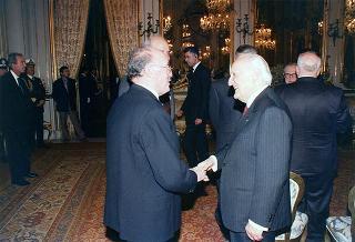 Il Presidente della Repubblica Oscar Luigi Scalfaro riceve la visita di Manlio Barberito, presidente del "Gruppo dei romanisti", con una delegazione