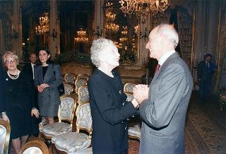 Il Presidente della Repubblica Oscar Luigi Scalfaro riceve la visita di Manlio Barberito, presidente del "Gruppo dei romanisti", con una delegazione