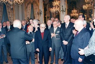 Il Presidente della Repubblica Oscar Luigi Scalfaro riceve la visita di Manlio Barberito, presidente del "Gruppo dei romanisti", con una delegazione