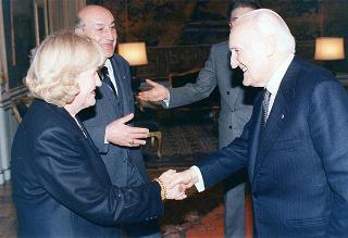 Il Presidente della Repubblica Oscar Luigi Scalfaro incontra l'on. avv. Carlo Russo, accompagnato dalla signora Renata Minuto